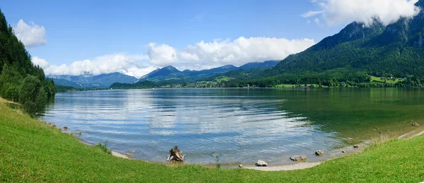 Panorama un lago alpino transparente. Salzkammergut . —  Fotos de Stock