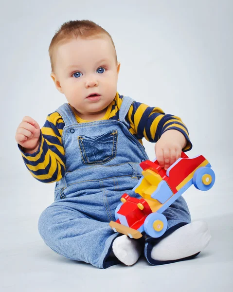Дитячий хлопчик розміщує свою іграшкову машину — стокове фото