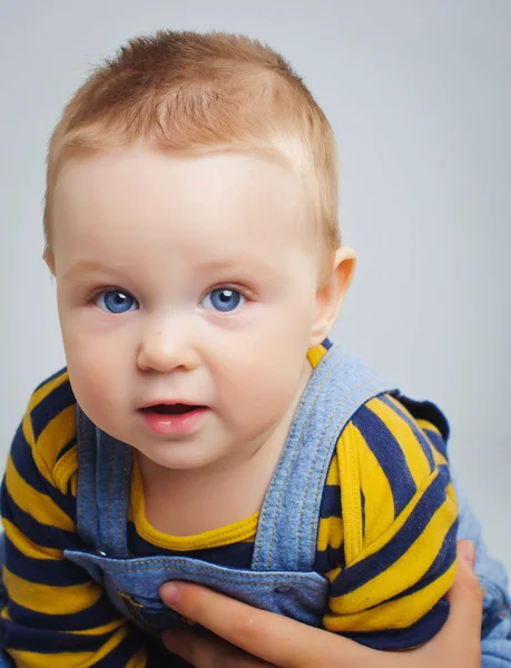 Aranyos kisfiú függőleges portréja — Stock Fotó