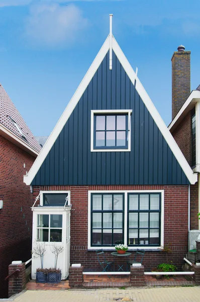 Casa tradicional holandesa sobre cielo azul, Países Bajos — Foto de Stock