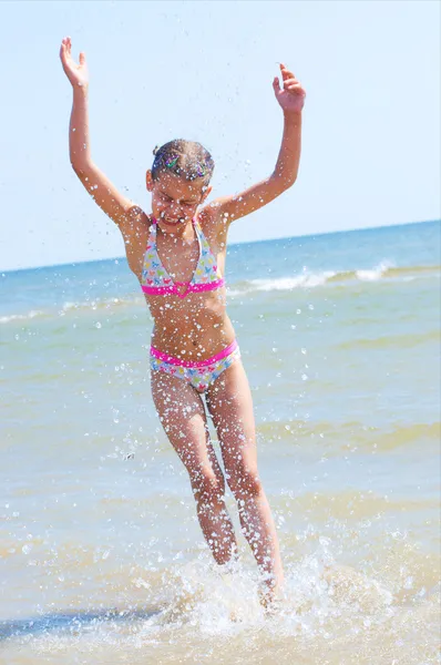 Feliz chica bonita corriendo en la playa — Foto de Stock