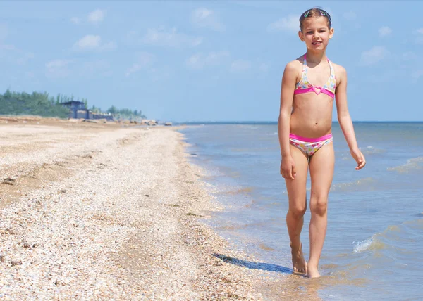 Feliz menina bonita correndo na praia — Fotografia de Stock