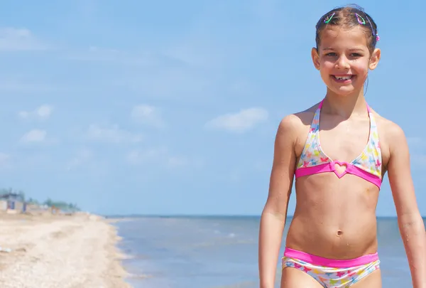 Mutlu çok güzel bir kız plajda çalışan — Stok fotoğraf