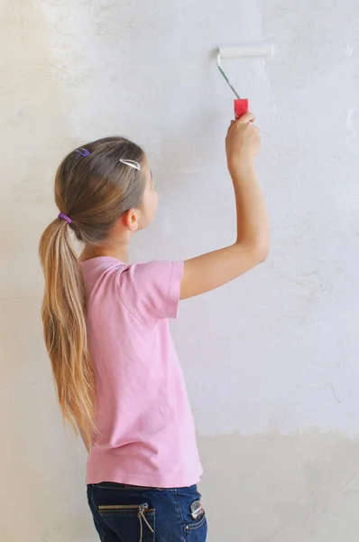 Девушка рисует стену — стоковое фото