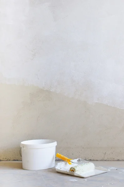 Het huisverbetering verf roller en verf tin — Stockfoto