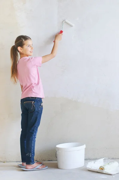 女孩画一堵墙 — 图库照片