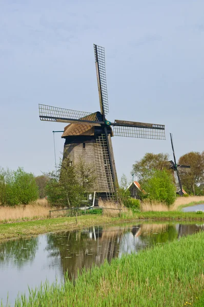 Větrný mlýn. vertikální pohled — Stock fotografie