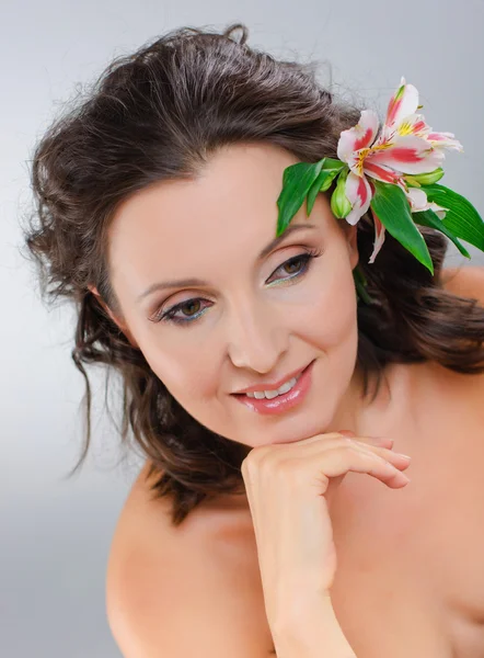 Mooie jonge vrouw met mode make-up — Stockfoto