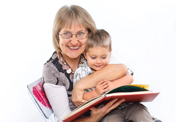 奶奶和孙子读一本书 — 图库照片