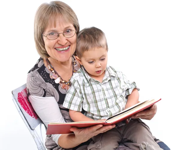 Γιαγιά και εγγονός διαβάζοντας ένα βιβλίο — Φωτογραφία Αρχείου