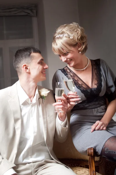 Lyckliga bruden och brudgummen i sovrum inredning — Stockfoto