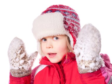 Kırmızı tulum ve kar ile eldivenler giymiş gülen kız