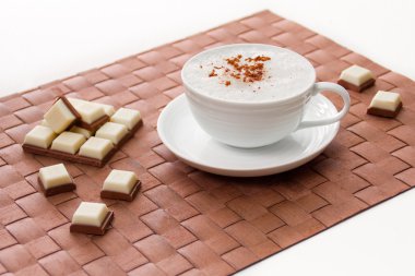 Beyaz fincan kahve çikolata kahverengi ile