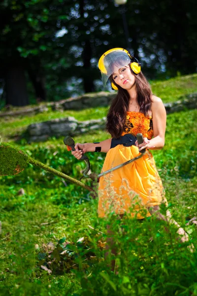 Parkta çalışan genç lawnmower kadın — Stok fotoğraf