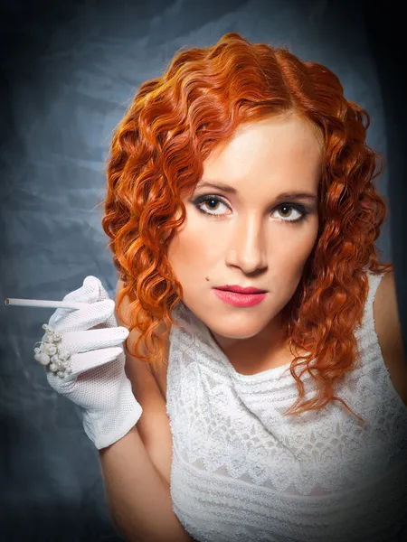 Портрет дівчини з красивим червоним кучерявим волоссям у білій короткій сукні — стокове фото