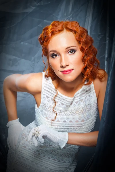 Retrato de menina com belo cabelo encaracolado vermelho vestindo vestido curto branco e — Fotografia de Stock