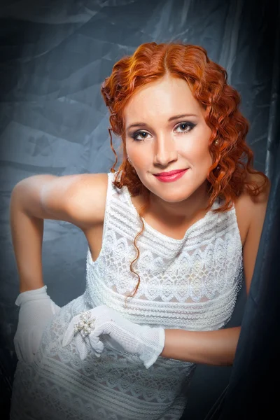 Portré lány gyönyörű vörös göndör haja fehér rövid ruhát visel egy — Stock Fotó