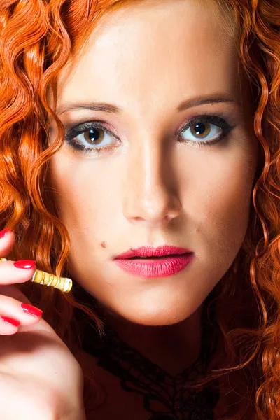 Közelről szexi lány portréja, vörös haja, borostyán szócsöve gazdaság — Stock Fotó