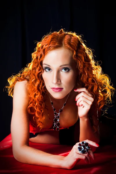 Menina sexy com cabelo vermelho usando anel âmbar e colar em preto — Fotografia de Stock
