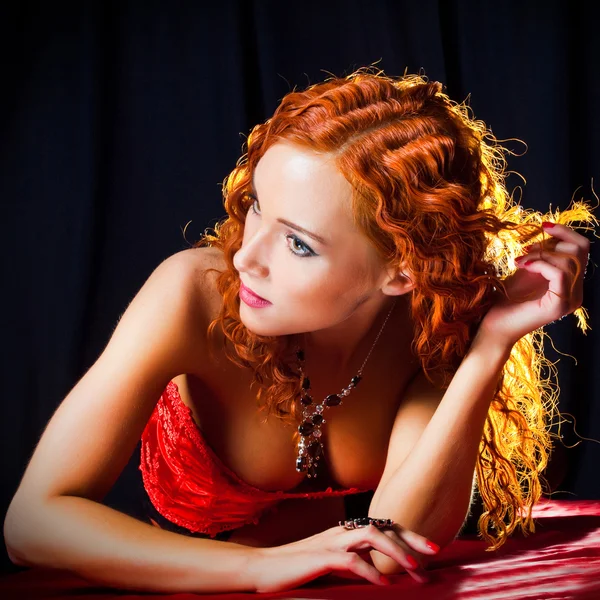 Sexy chica con el pelo rojo usando anillo de ámbar y collar en negro —  Fotos de Stock