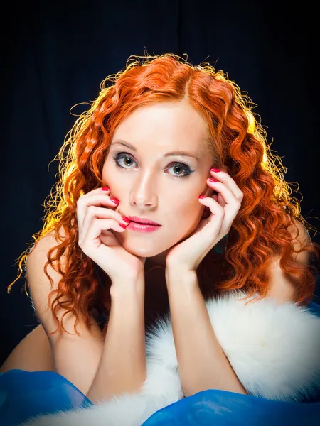 Sexy dívka s rudými vlasy nosí bílé kožešiny na černém — Stock fotografie