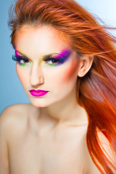 Portret van vrouw met veelkleurige make-up en lang rood haar — Stockfoto