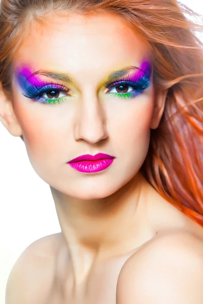 Retrato de mujer con maquillaje multicolor y pelo largo y rojo —  Fotos de Stock