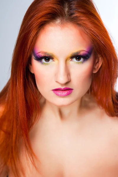 Retrato de mujer con maquillaje multicolor y pelo largo y rojo —  Fotos de Stock