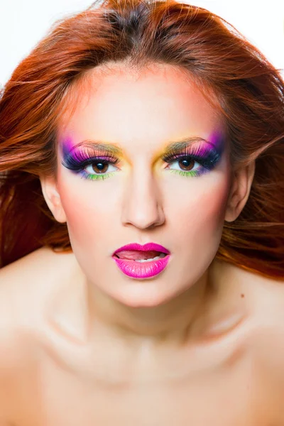Retrato de mujer sexy con maquillaje multicolor y pelo largo y rojo — Foto de Stock