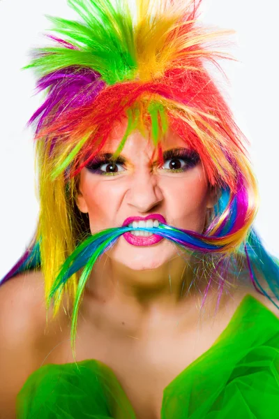 Όμορφη γυναίκα με ζωντανή μακιγιάζ που φοράει περούκα πολύχρωμη και πράσινο dre — Φωτογραφία Αρχείου