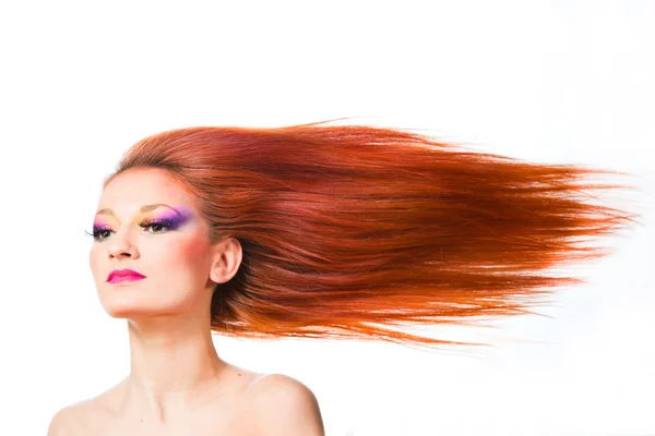 Schöne Frau mit buntem Make-up und langen roten Haaren, die auf dem Kopf flattern — Stockfoto