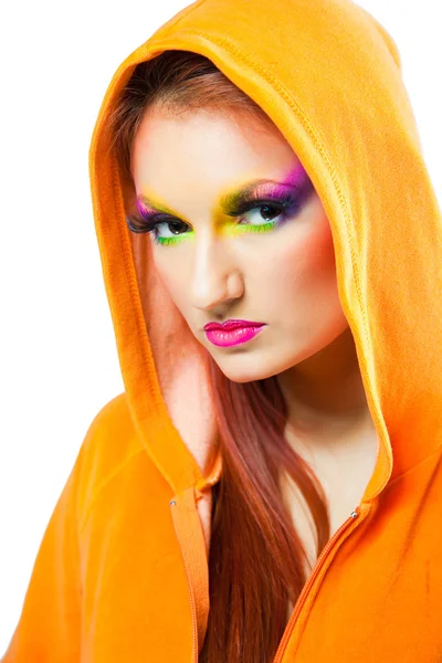 오렌지 자 켓 후드와 함께 착용 하는 여자 — 스톡 사진