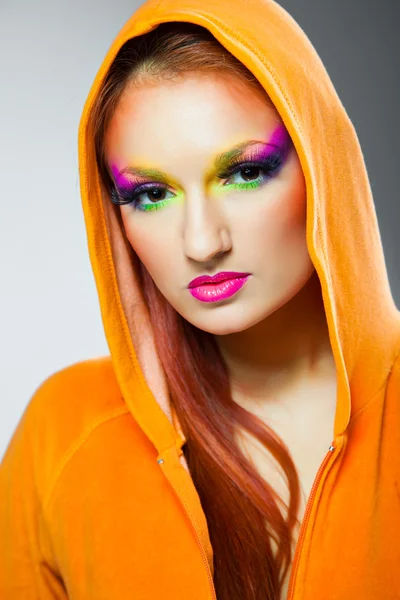 Meisje dragen van oranje jas met kap — Stockfoto