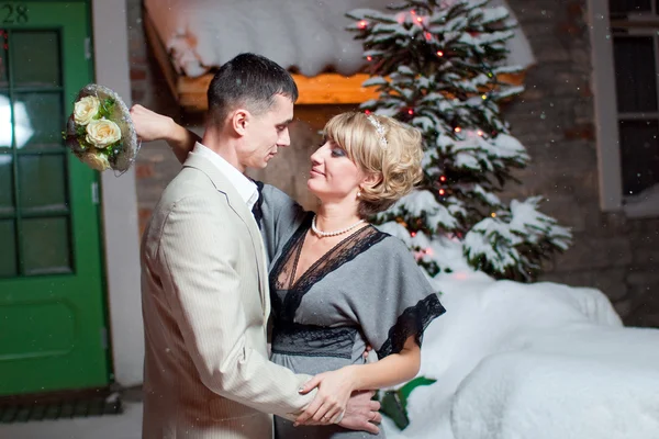 Net getrouwd jong koppel buiten in de winter — Stockfoto