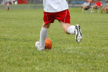 bacak uzatma futbol vuruş