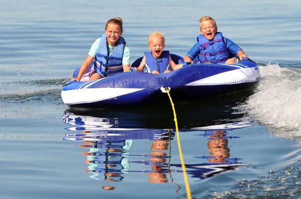 3 barn på water tube — Stockfoto
