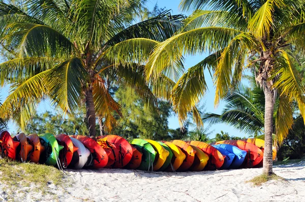 Caiaques empilhados na praia — Fotografia de Stock