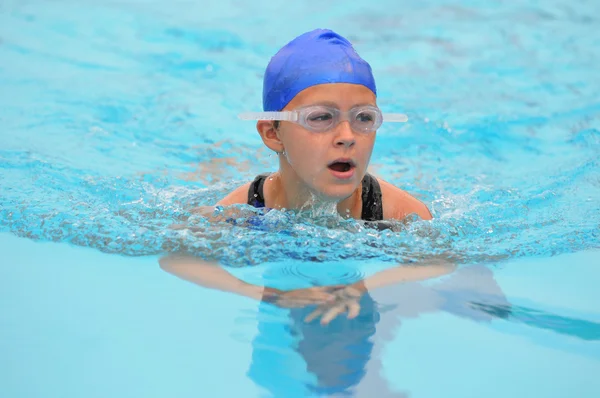 Menina toma fôlego durante a natação — Fotografia de Stock
