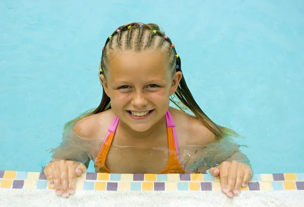 Νεαρό κορίτσι χαμόγελα στο δίπλα στην πισίνα — Φωτογραφία Αρχείου