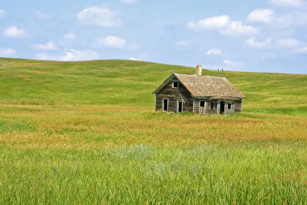 Antigua granja en la pradera — Foto de Stock