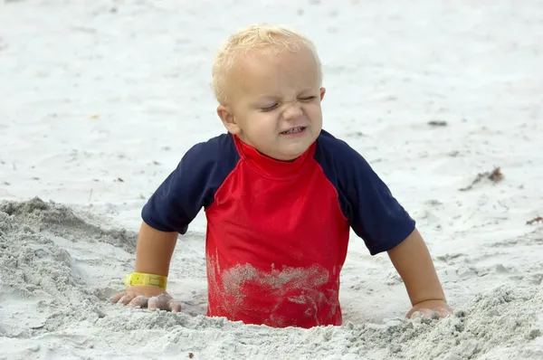 Маленький хлопчик грає в піску — стокове фото
