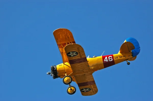 Altes Marinemodell n3n Trainer Flugzeuge gegen blauen Himmel — Stockbild Alte uns Marine Modell n3n Trainer — Stockfoto