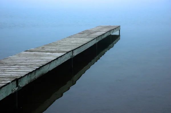 Seebrücke erstreckt sich in milden See-Nebel — Stockfoto