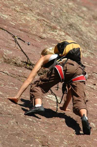 Восхождение по скалам для женщин — стоковое фото