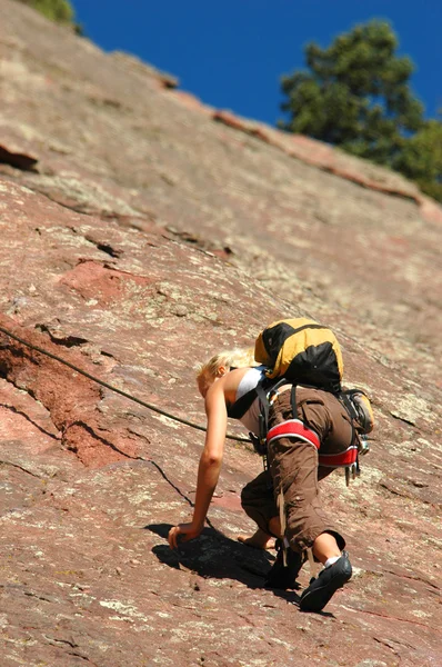 Feminino escalador de rocha ascendente — Fotografia de Stock