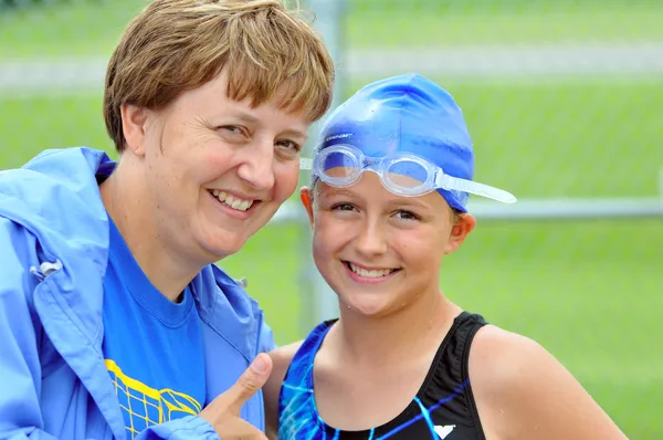 Mother Encouraging Swim Team Daughter — Stock Photo, Image