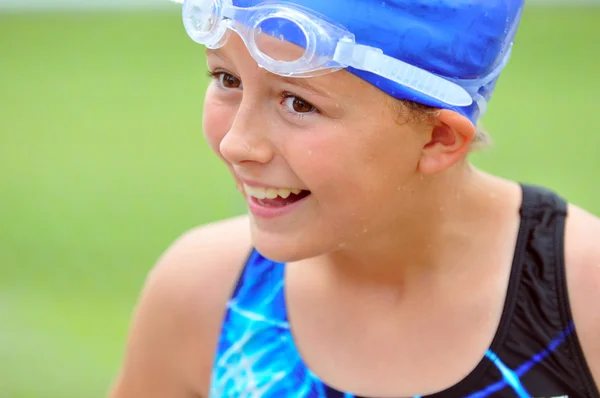 女の子の水泳ギヤで顔の手入れ — ストック写真