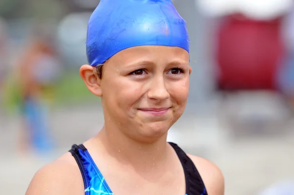 Menina envergonhada na equipe de natação — Fotografia de Stock