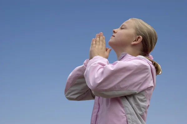 Fiatal lány imádkozott az ég felé Stock Kép