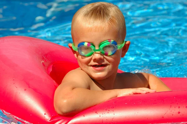 Jonge jongen in zwembad Stockfoto